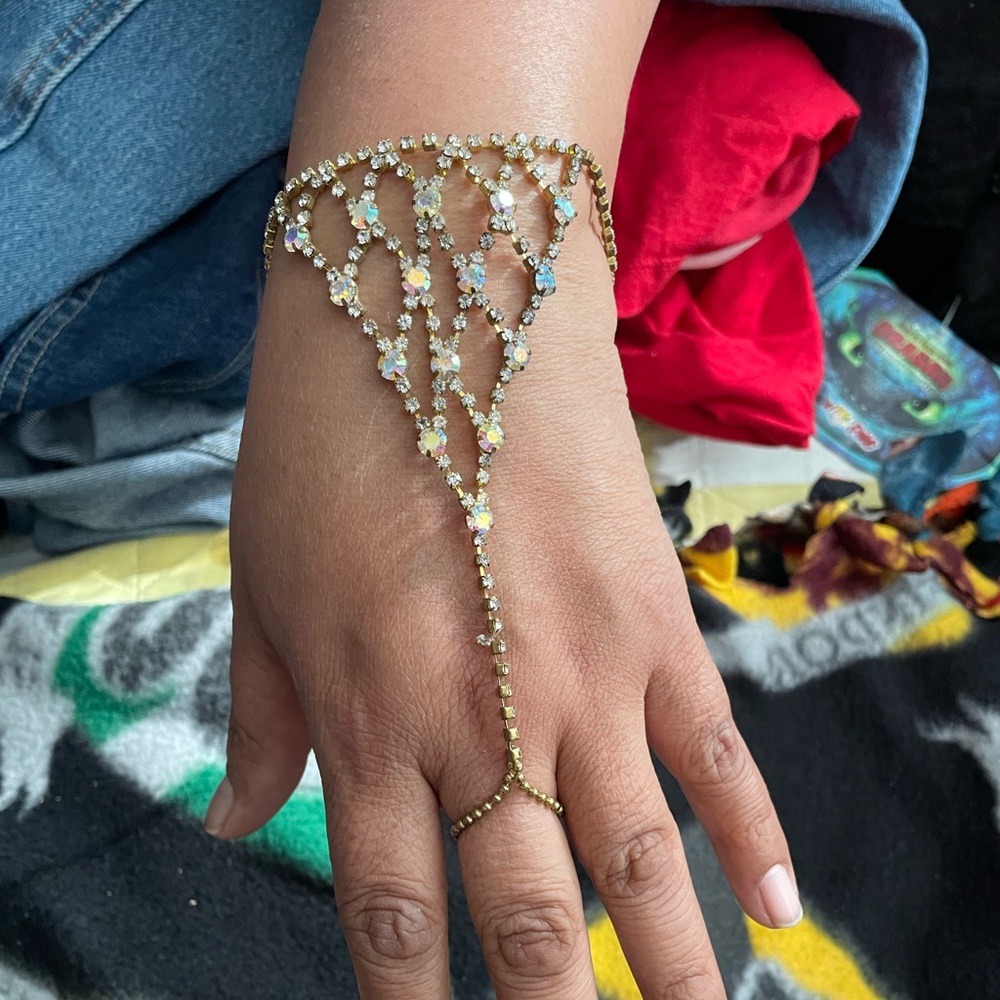 Hand finger-linked chain bracelet